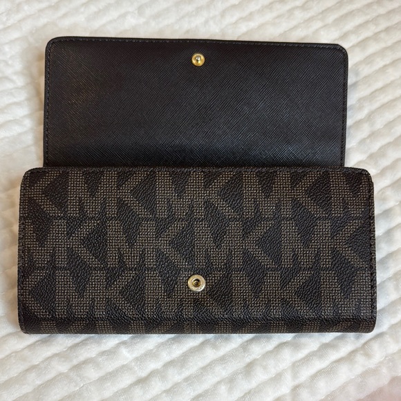 Michael Kors Brown Fulton Flap Continential Wallet Luxurious Leather Design - Picture 2 of 4